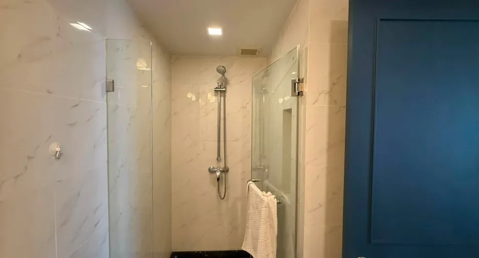 For rent 3 bedrooms condo in Yan Nawa, Bangkok