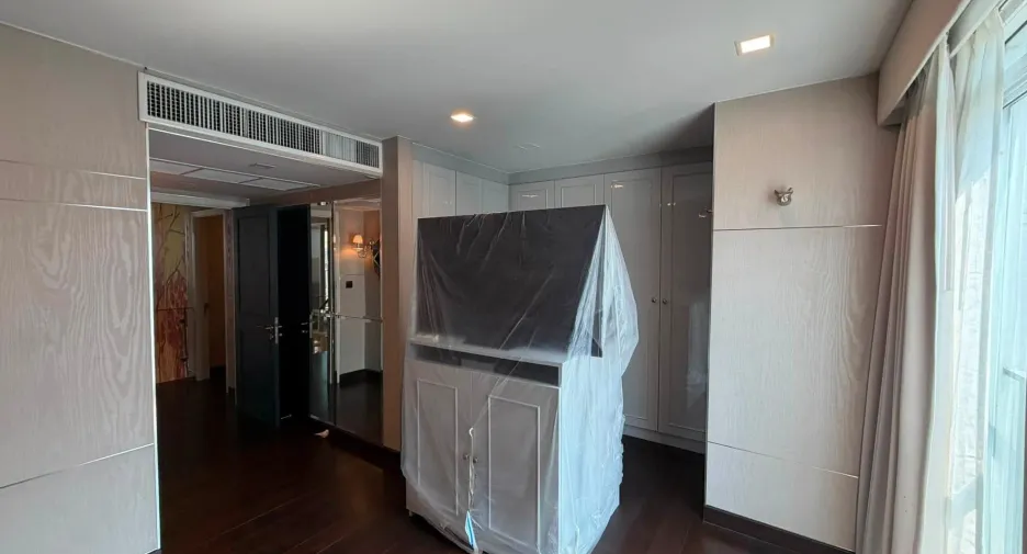 For rent 3 bedrooms condo in Yan Nawa, Bangkok