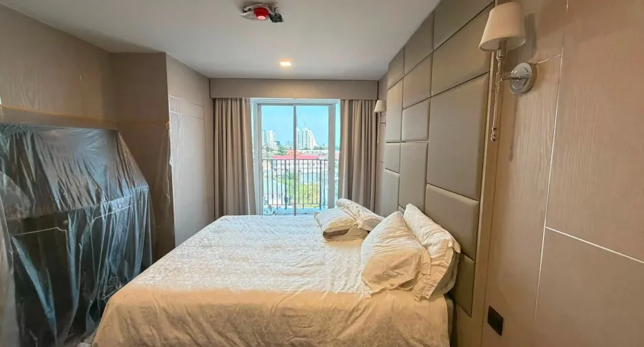 For rent 3 bedrooms condo in Yan Nawa, Bangkok