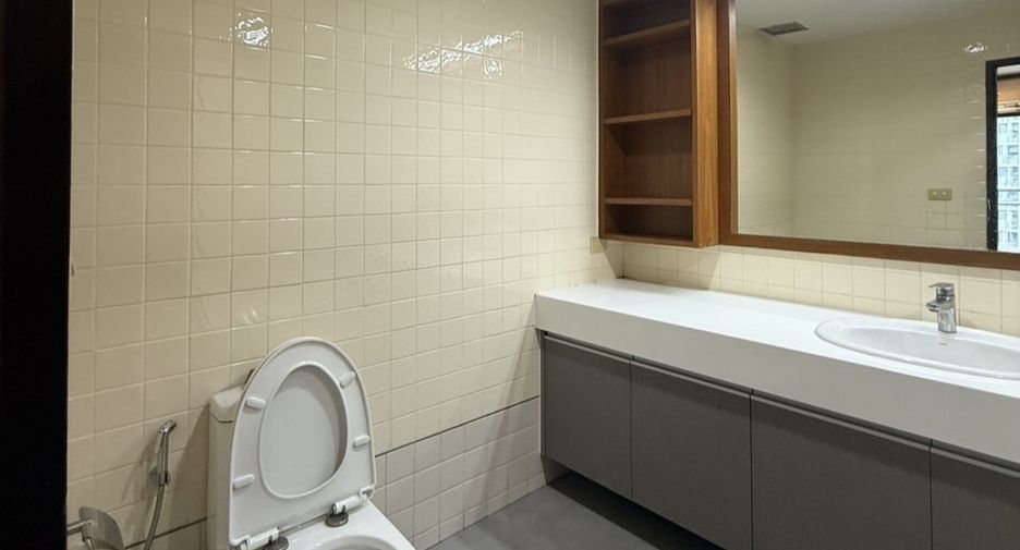 For rent 2 bedrooms condo in Watthana, Bangkok