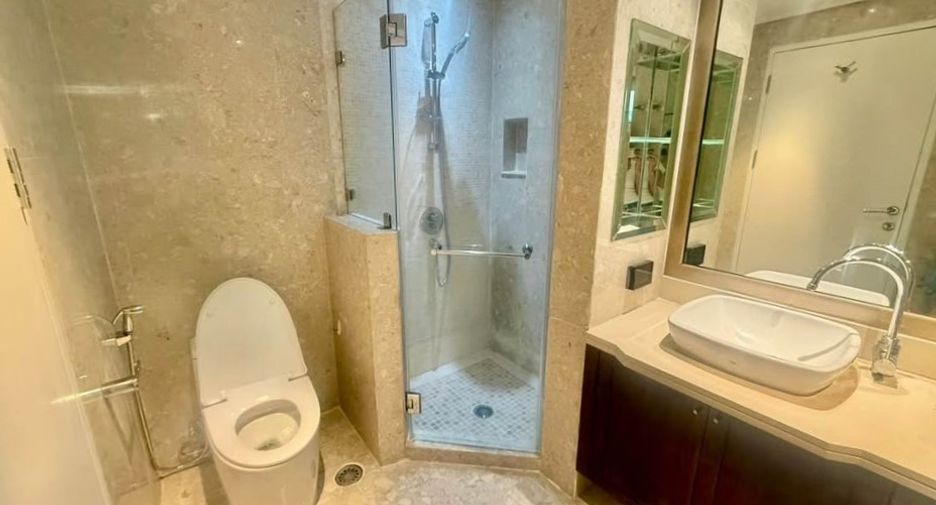 For rent 3 bedrooms condo in Pathum Wan, Bangkok
