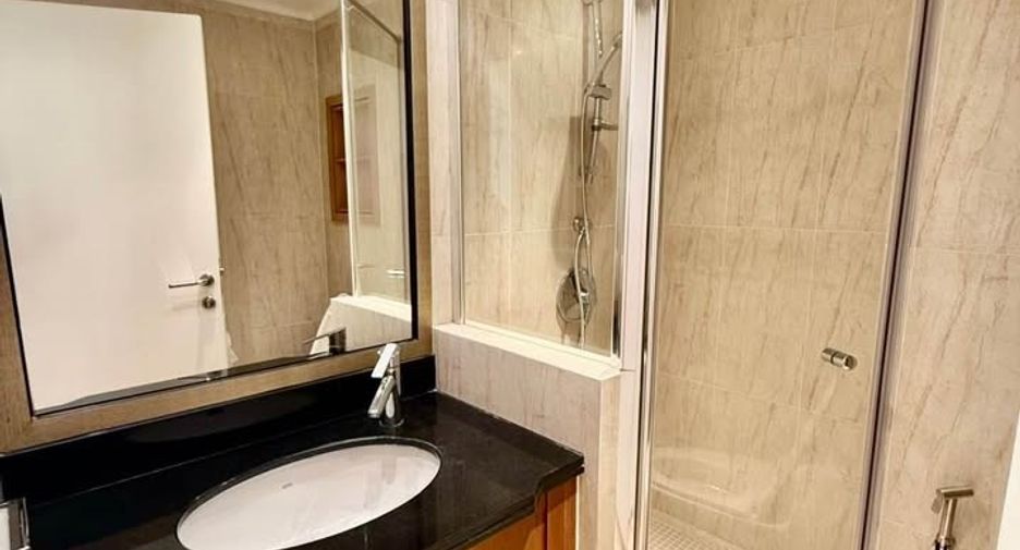 For rent 3 bedrooms condo in Pathum Wan, Bangkok