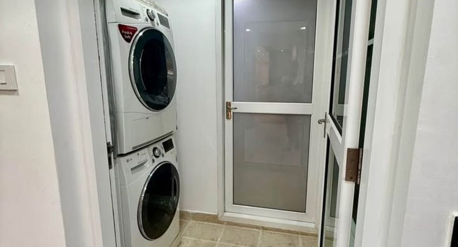 For rent 3 bedrooms condo in Pathum Wan, Bangkok