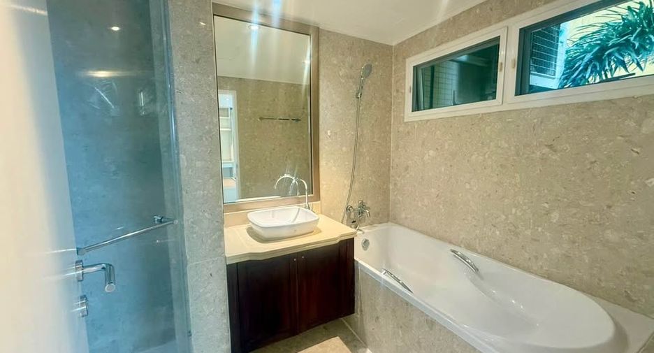 For rent 3 bedrooms condo in Pathum Wan, Bangkok