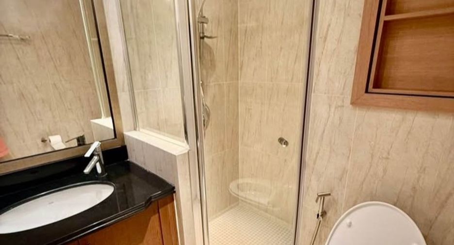 For rent 3 bedrooms condo in Pathum Wan, Bangkok