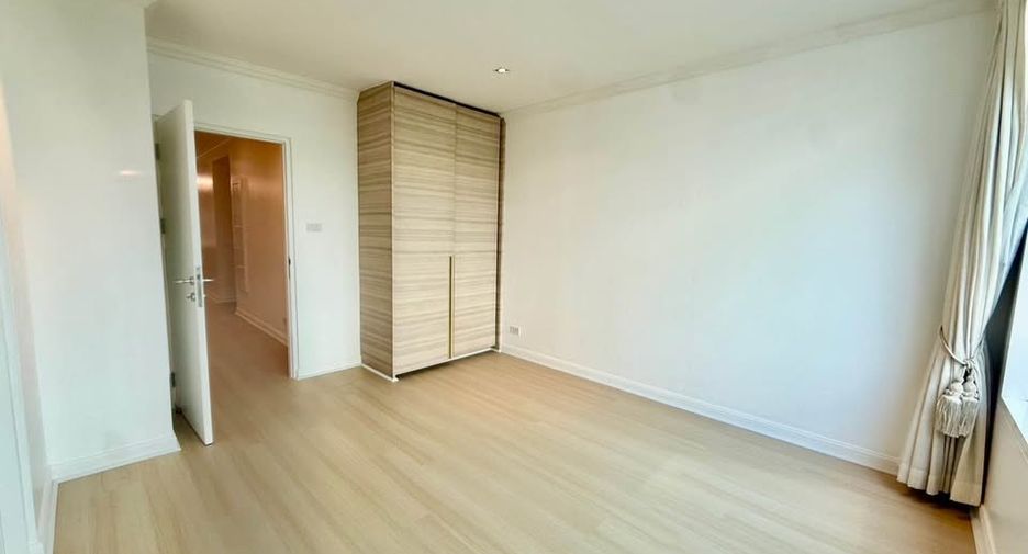 For rent 3 bedrooms condo in Pathum Wan, Bangkok