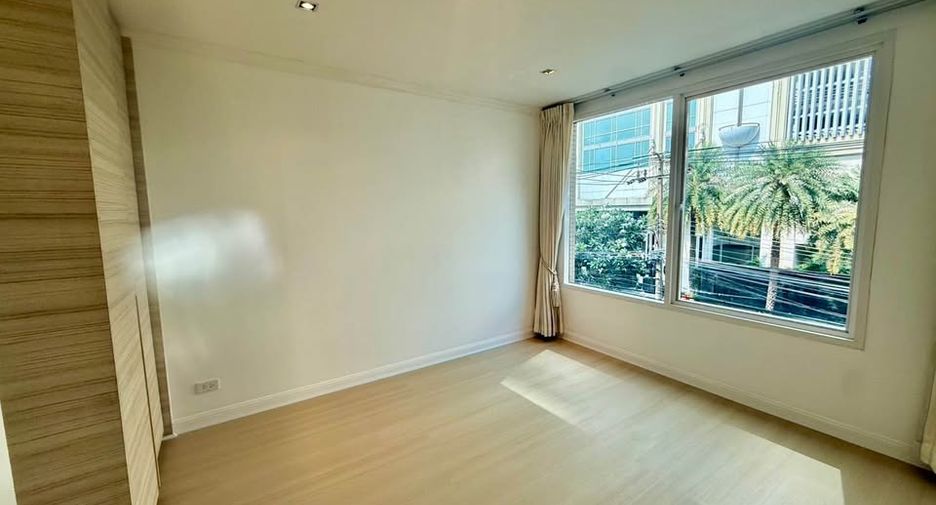 For rent 3 bedrooms condo in Pathum Wan, Bangkok