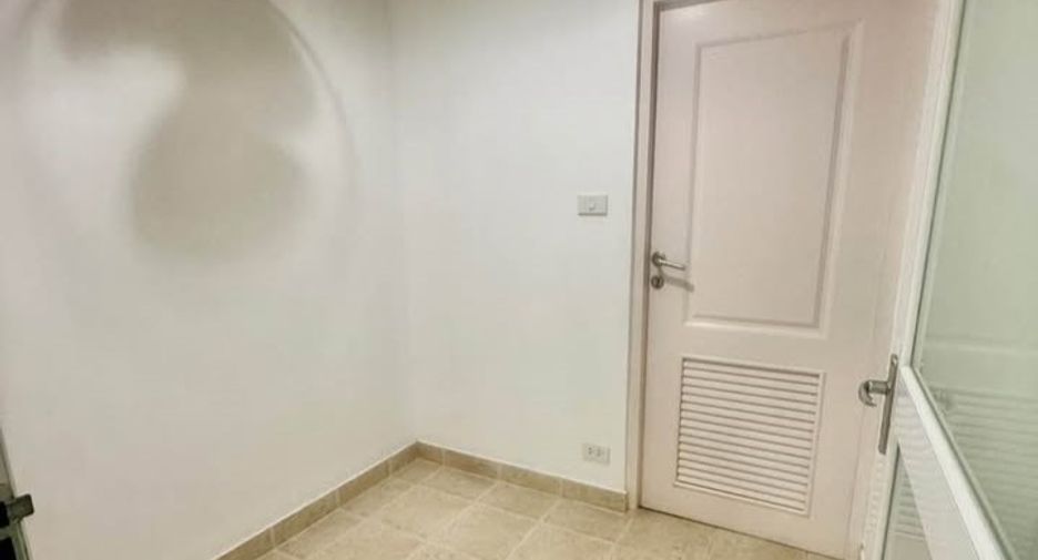 For rent 3 bedrooms condo in Pathum Wan, Bangkok