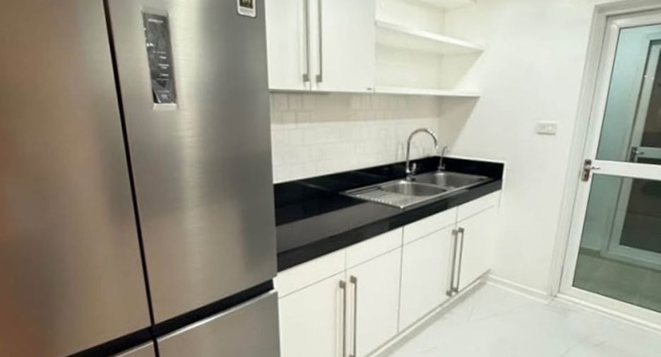 For rent 3 bedrooms condo in Pathum Wan, Bangkok