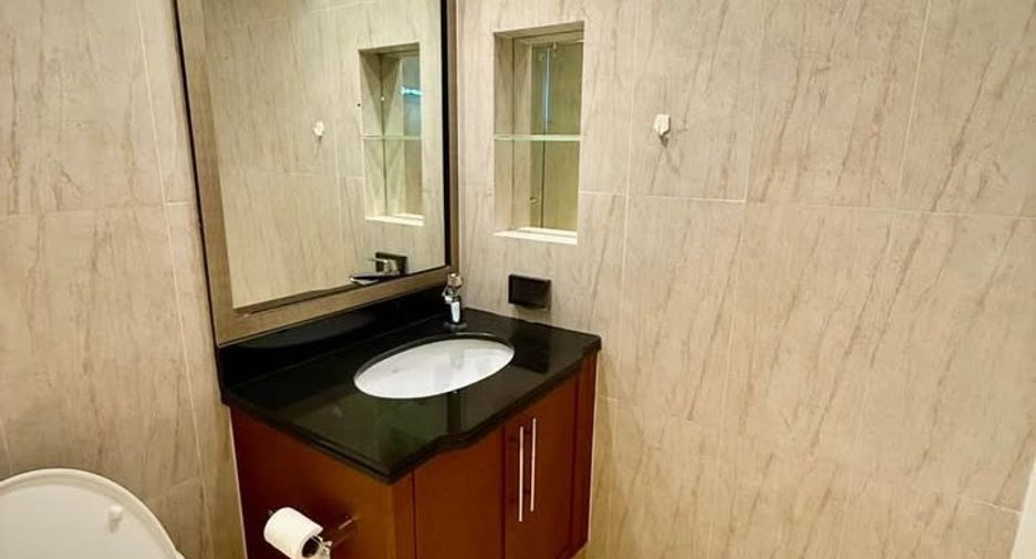For rent 3 bedrooms condo in Pathum Wan, Bangkok