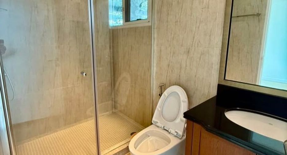 For rent 3 bedrooms condo in Pathum Wan, Bangkok