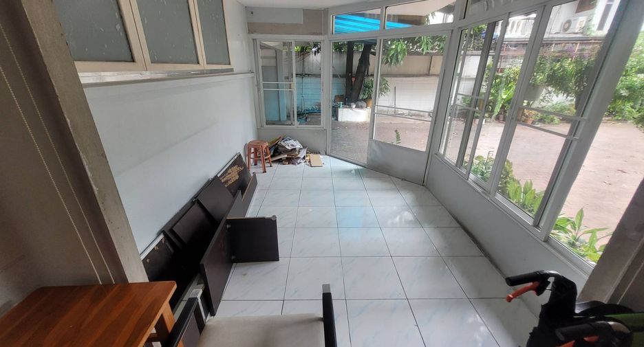 For rent 3 bedrooms house in Watthana, Bangkok