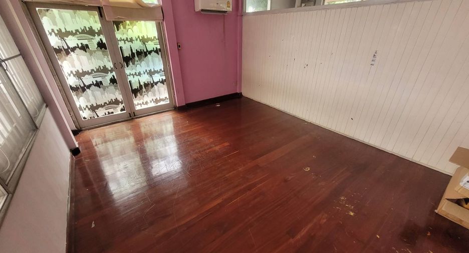 For rent 3 bedrooms house in Watthana, Bangkok
