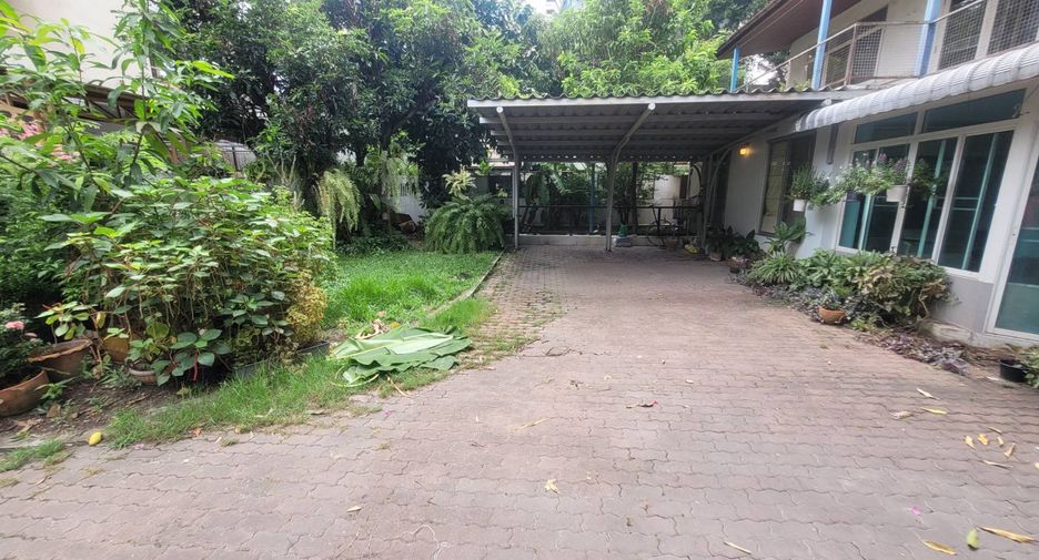 For rent 3 bedrooms house in Watthana, Bangkok