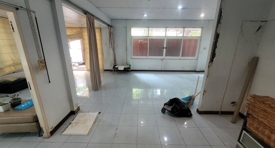 For rent 3 bedrooms house in Watthana, Bangkok