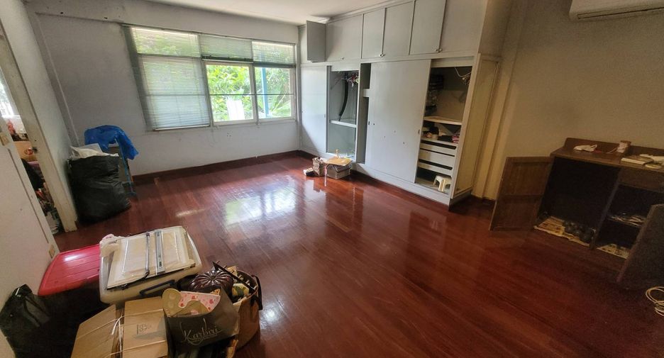 For rent 3 bedrooms house in Watthana, Bangkok