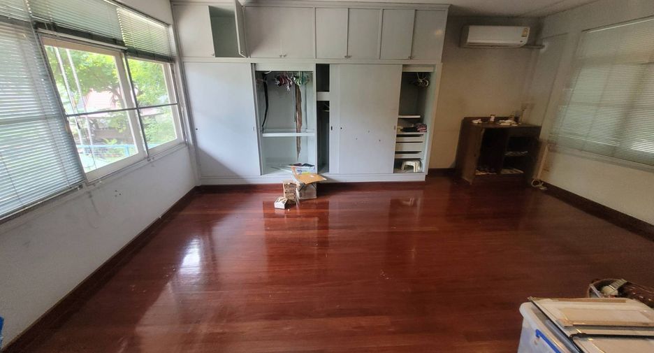 For rent 3 bedrooms house in Watthana, Bangkok