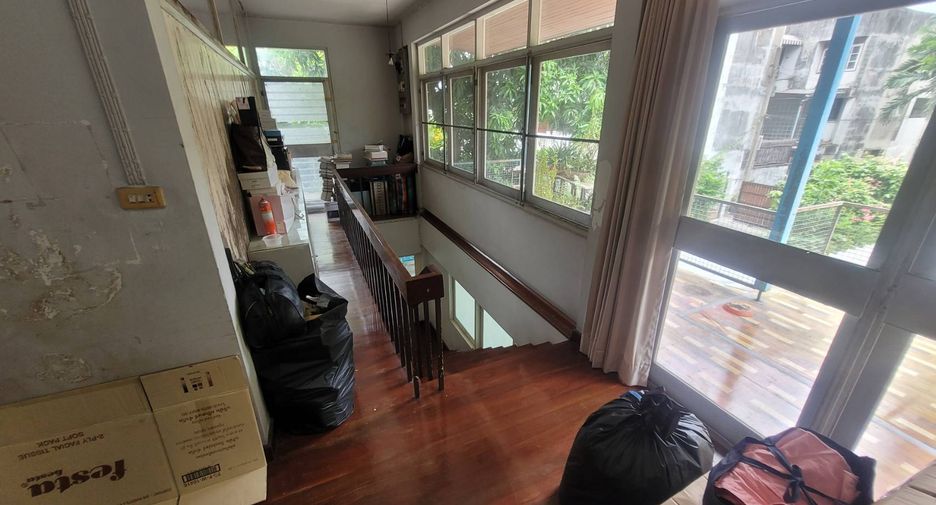 For rent 3 bedrooms house in Watthana, Bangkok