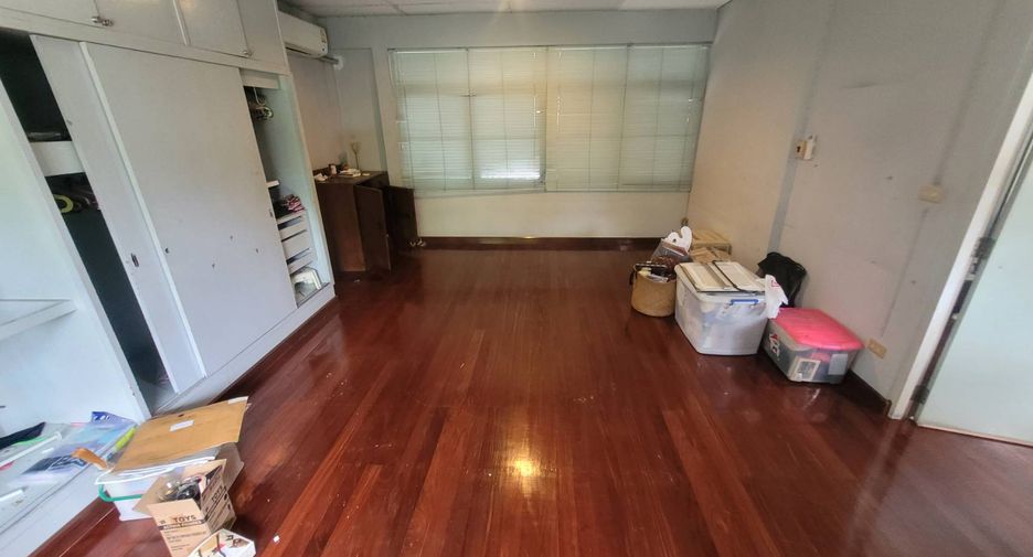 For rent 3 bedrooms house in Watthana, Bangkok