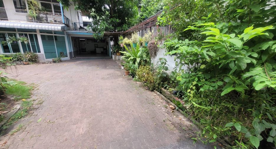 For rent 3 bedrooms house in Watthana, Bangkok