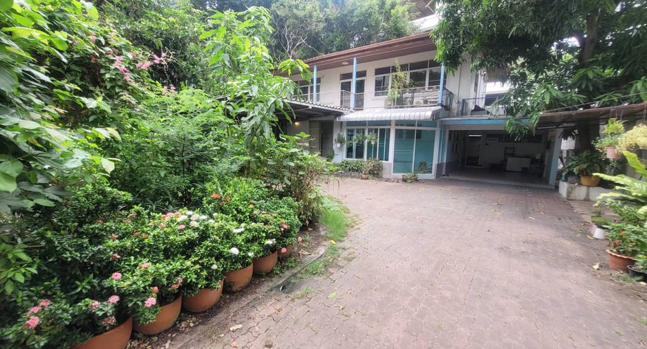 For rent 3 bedrooms house in Watthana, Bangkok