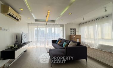 For rent 3 bedrooms condo in Huai Khwang, Bangkok