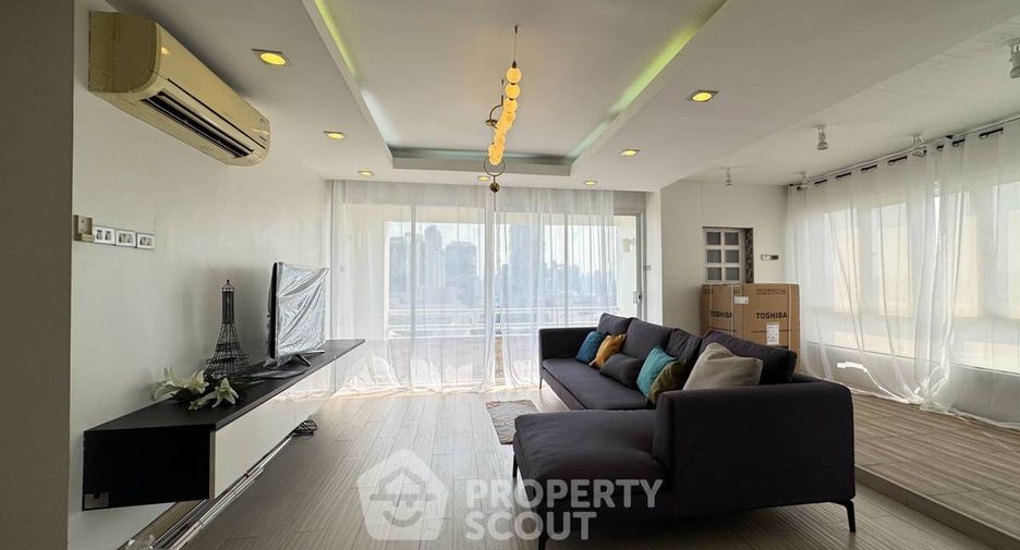 For rent 3 bedrooms condo in Huai Khwang, Bangkok