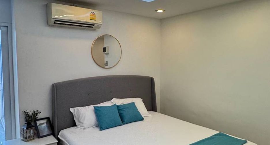 For rent 3 bedrooms condo in Huai Khwang, Bangkok