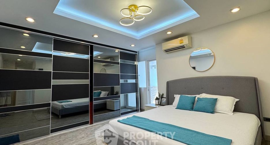For rent 3 bedrooms condo in Huai Khwang, Bangkok