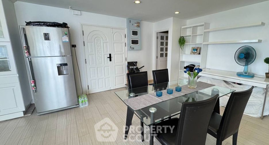 For rent 3 bedrooms condo in Huai Khwang, Bangkok