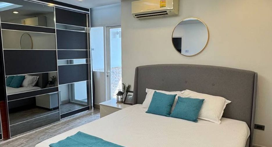 For rent 3 bedrooms condo in Huai Khwang, Bangkok