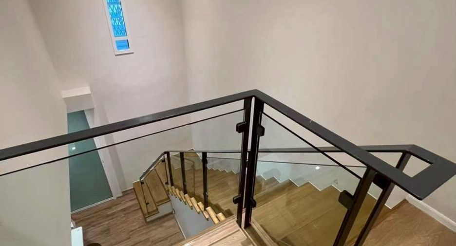 For rent 3 ベッドルーム condo in Yan Nawa, Bangkok