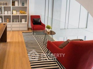 Casa adosada en venta de 2 habitaciones en Pom Prap Sattru Phai, Bangkok