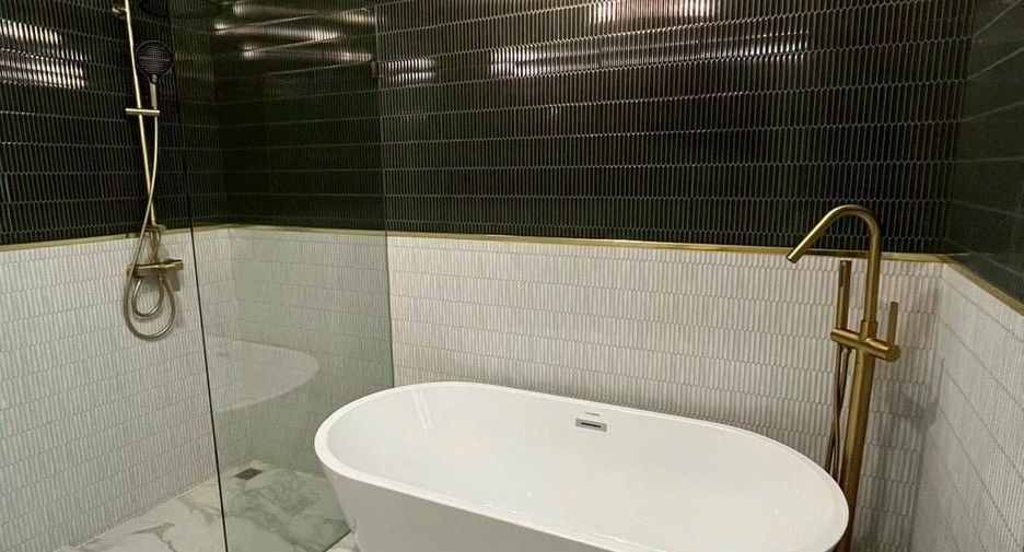 For rent 3 bedrooms townhouse in Khlong Toei, Bangkok