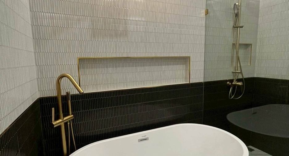 For rent 3 bedrooms townhouse in Khlong Toei, Bangkok