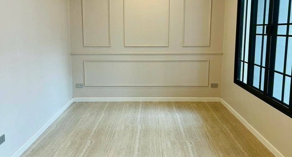 For rent 3 bedrooms townhouse in Khlong Toei, Bangkok