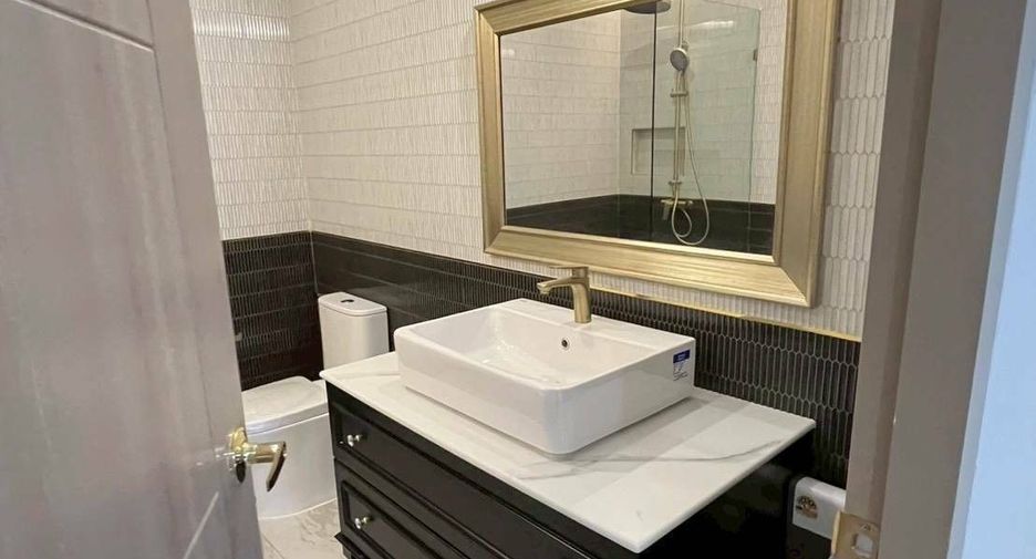 For rent 3 bedrooms townhouse in Khlong Toei, Bangkok