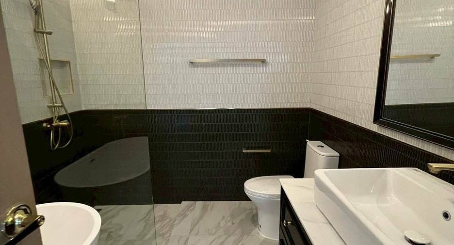 For rent 3 bedrooms townhouse in Khlong Toei, Bangkok