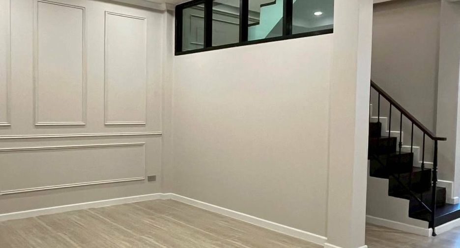 For rent 3 bedrooms townhouse in Khlong Toei, Bangkok