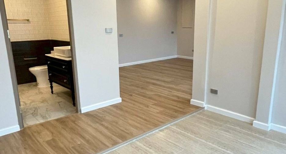For rent 3 bedrooms townhouse in Khlong Toei, Bangkok