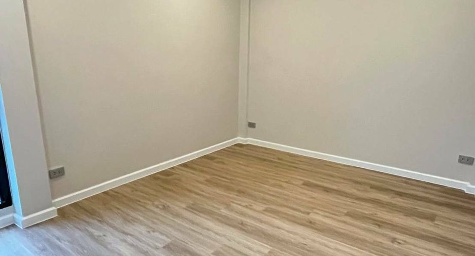 For rent 3 bedrooms townhouse in Khlong Toei, Bangkok