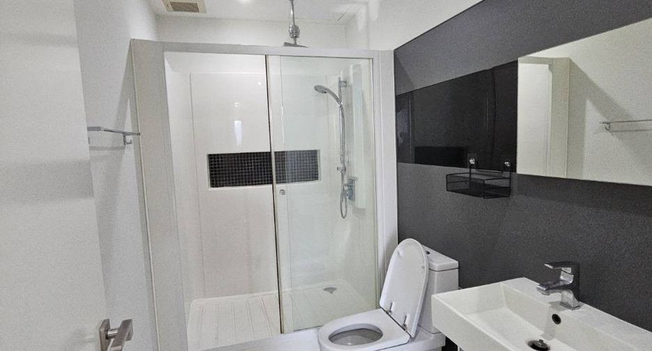 For rent 2 ベッドルーム condo in Phra Khanong, Bangkok