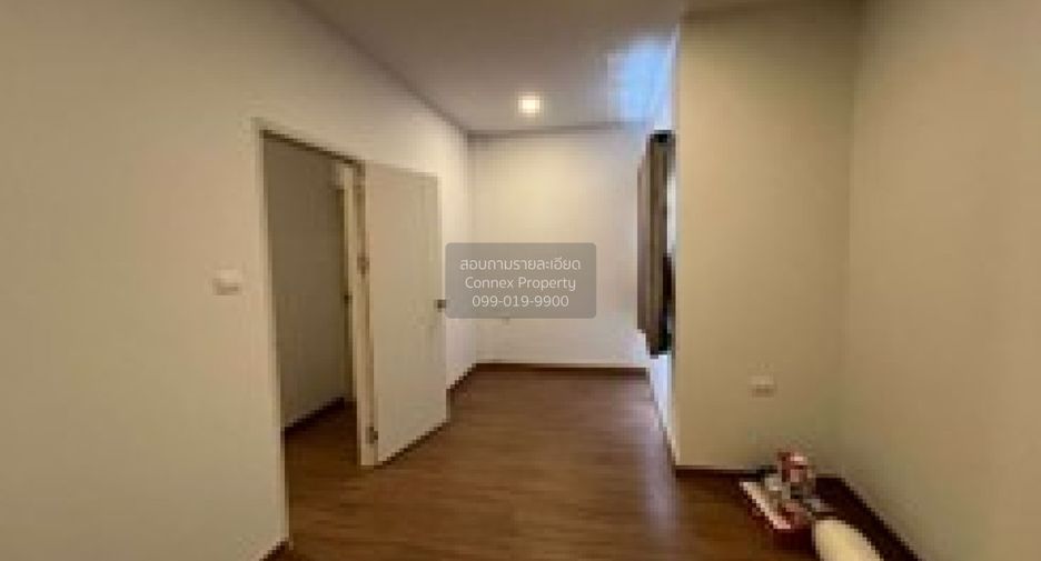 For sale 4 bedrooms townhouse in Mueang Samut Prakan, Samut Prakan