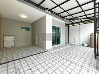 Casa adosada en venta de 4 habitaciones en Khlong Sam Wa, Bangkok
