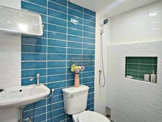 Casa adosada en venta de 4 habitaciones en Khlong Sam Wa, Bangkok