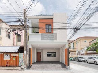 Casa adosada en venta de 3 habitaciones en Wang Thonglang, Bangkok