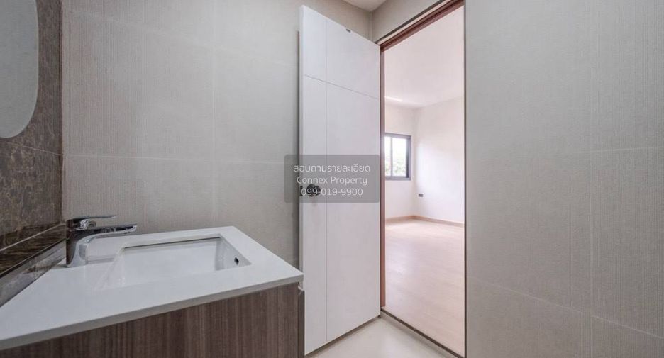 Casa adosada en venta de 3 habitaciones en Wang Thonglang, Bangkok