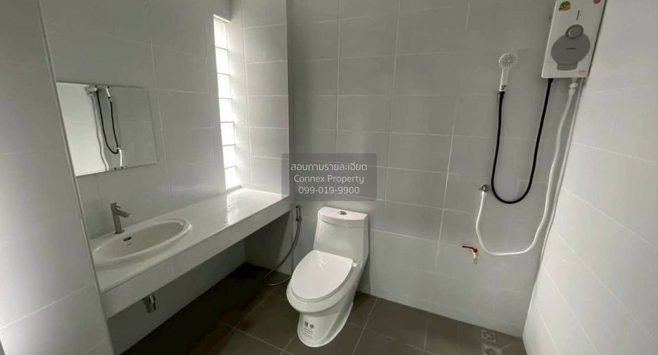 For rent 3 bedrooms townhouse in Wang Thonglang, Bangkok