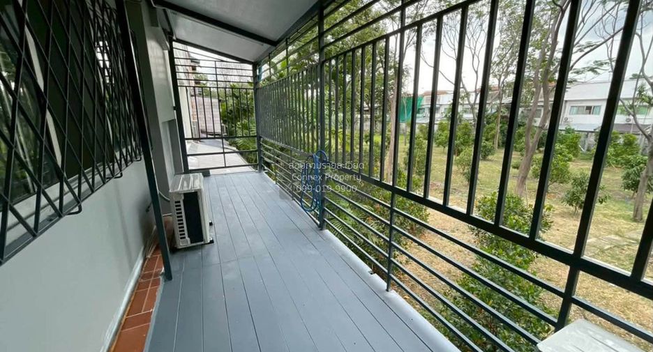 For rent 3 bedrooms townhouse in Wang Thonglang, Bangkok