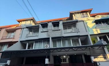 For rent 3 bedrooms townhouse in Wang Thonglang, Bangkok